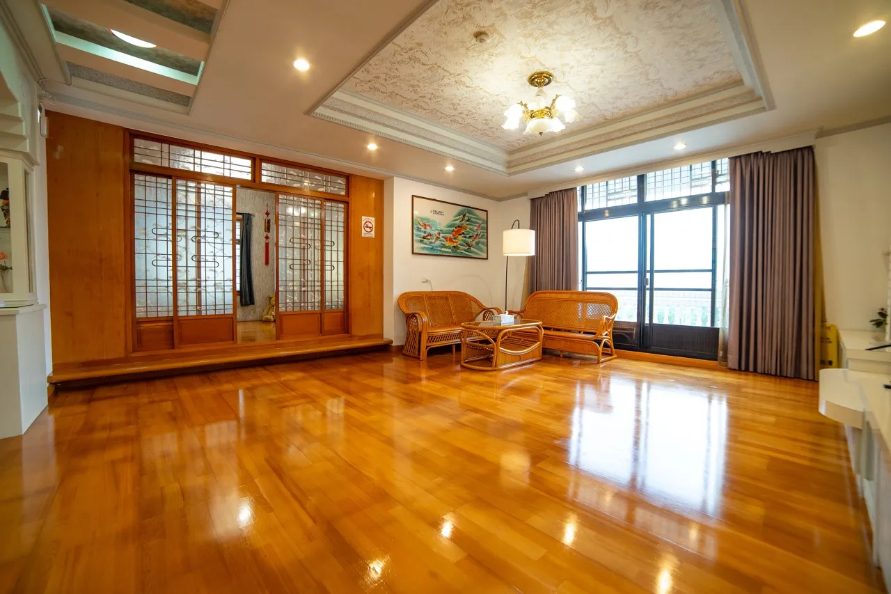 二樓公共客廳，木地板與大窗